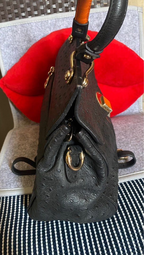 Goldlion 2 way bag (Category: Luxury Bags & Wallets) located in Batac City. Submitted by fab_glam_preloved (Listing ID 1223979435, Image 3). Description: Authentic Goldlion 2 way bag adjustable & detachable long strap genuine ostrich leather semi large size no flaws dimension: H 10inches x L 12inches x W 4inches kasya long wallet and folded umbrella ₱2100 (free shipping fee).