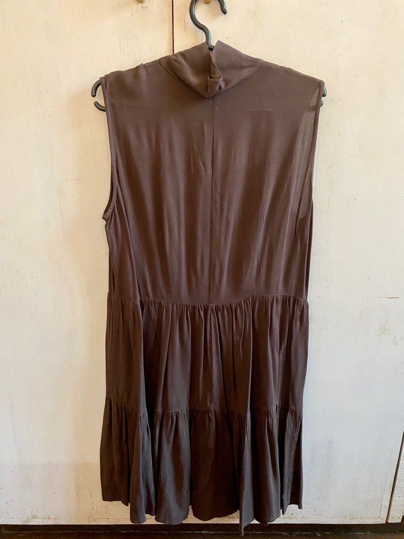 H&M Casual Brown Dress (Category: Dresses) located in Angono. Submitted by mclipio (Listing ID 1223988951, Image 2). Description: H&M Casual Brown Dress Size: Medium - Used twice only so final price posted - For Small to Medium body frame - Very good condition / No flaws Pick up or Delivery: c/o buyer thru Grab, Lalamove, Angkas, LBC or JRS Location: Makati / Rizal.