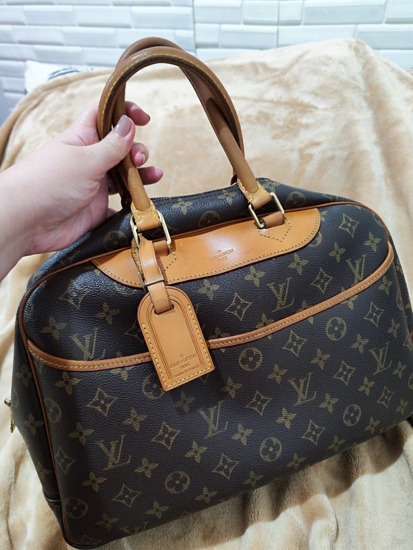 Louis Vuitton LV Deauville (Category: Luxury Bags & Wallets) located in Pasig City. Submitted by purpleglitters (Listing ID 1224138360, Image 2). Description: Guaranteed Authentic No sticky inside. very clean minimal signs of use actual pics posted Approx 14"L x 10" H 5.5" W Perfect for travel or office use.
