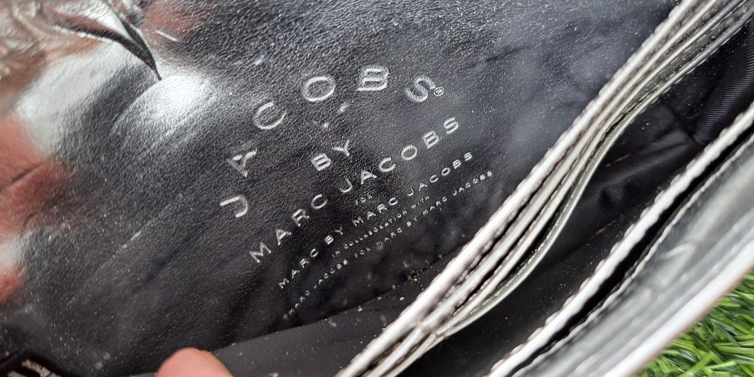 Marc Jacobs GENUINE silver sling bag (Category: Luxury Bags & Wallets) located in Quezon City. Submitted by prelovedbyhannaur (Listing ID 1224064057, Image 2). Description: ✨️ Hi there! Thank you for checking out my shop. ^-^ Dimensions: 7 inches x 4.5 inches Brand: Jacobs by Marc Jacobs Color: beige gray Condition: well used Damage: brown spill (back), flap broken.