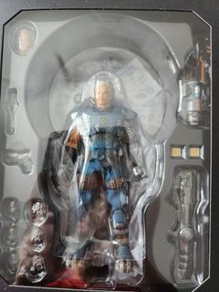 Mezco One:12 Cable