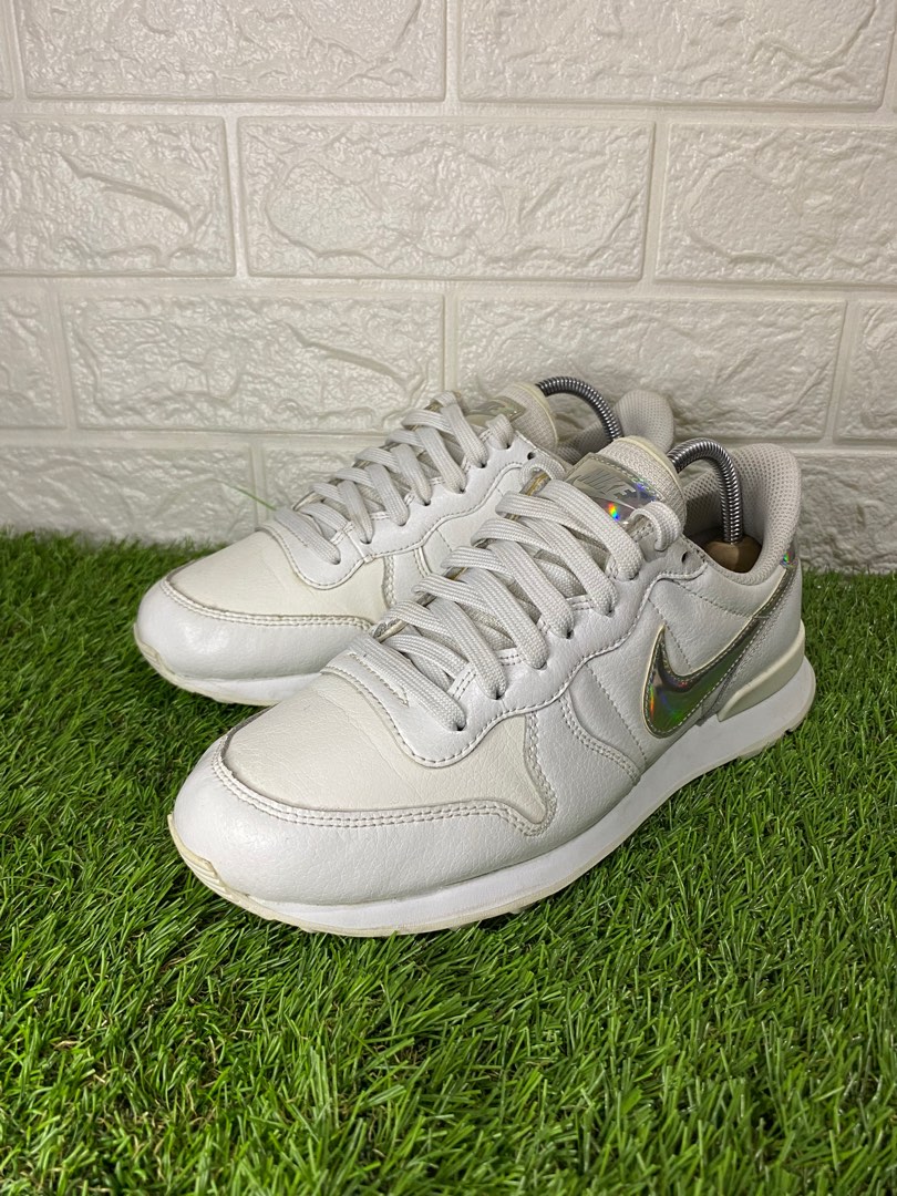 internationalist summit white