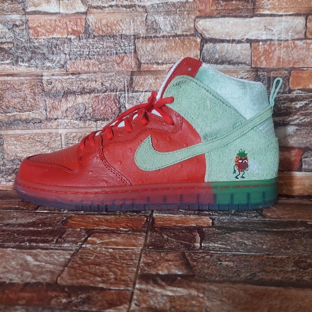 Nike SB dunk strawberry cough