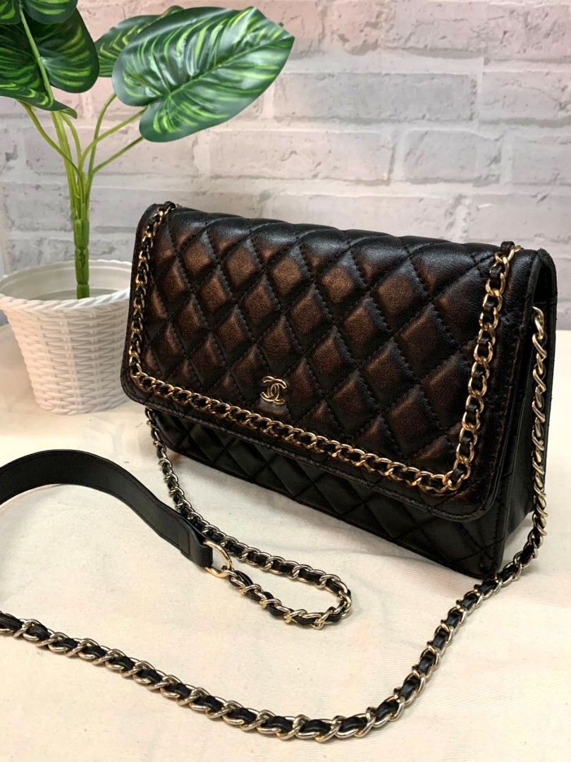 Wallet on chain leather crossbody bag Chanel Black in Leather  21241211