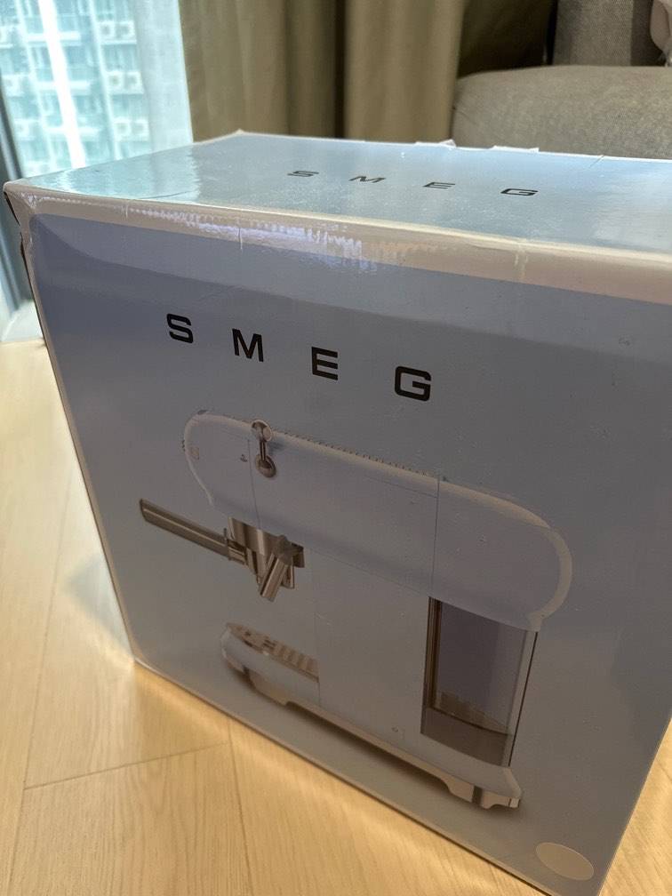 Smeg ECF01WHUK 50's style espresso coffee machine (White), 家庭電器, 廚房電器