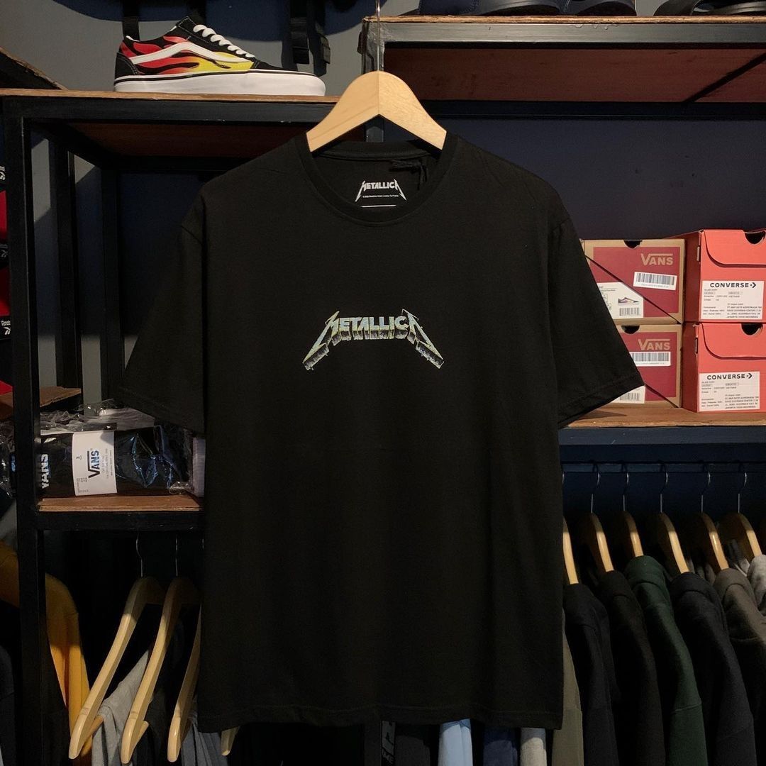 TShirt Metallica Pull and Bear, Fesyen Pria, Pakaian , Atasan di Carousell