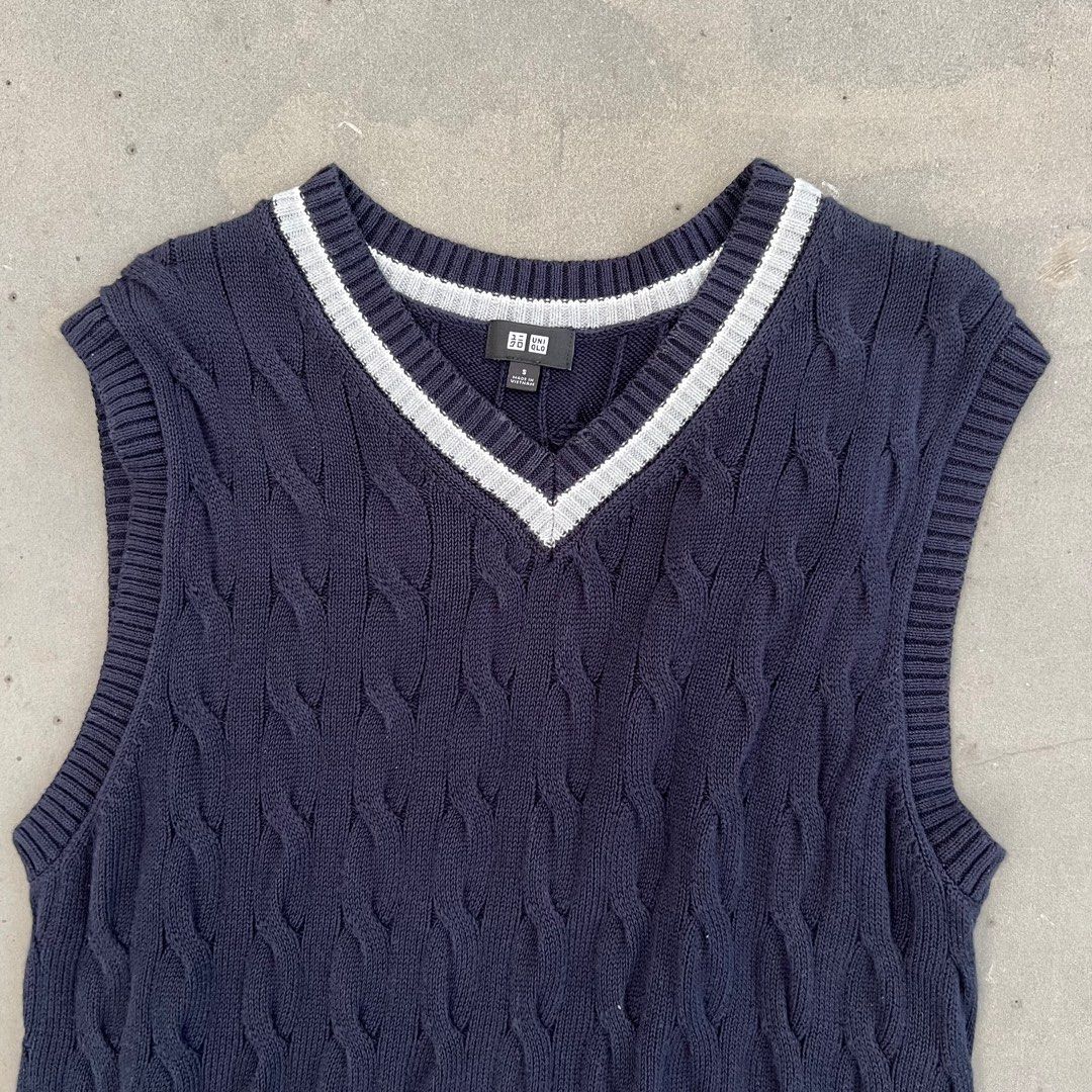 CABLE V NECK KNITTED VEST