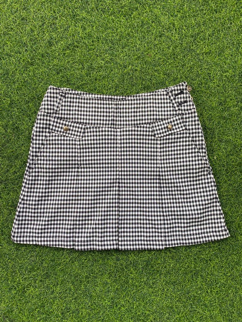 y2k japanese gingham mini skirt (Category: Skirts) located in Baguio. Submitted by jia_declutters (Listing ID 1223981720, Image 1). Description: japanese-style mini skirt L: 15 inches W: 28 inches fits s-m great quality and really thick fabric last photo for inspo only.