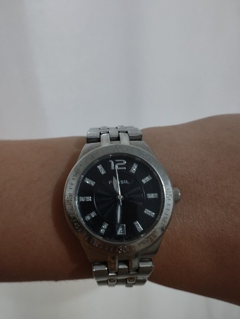 Fossil Women's Watch (Category: Women's Watches) located in Paranaque City. Submitted by steffclara (Listing ID 1225903186, Image 3). Description: Fossil AM4083 Women's Silver Stainless Steel Analog Dial Quartz Wrist Watch Band Material: Stainless Steel Dial Color: Black Function: Hour, Minute, Second, Date needs new battery perfect for everyday use RFS: not using it anymore.