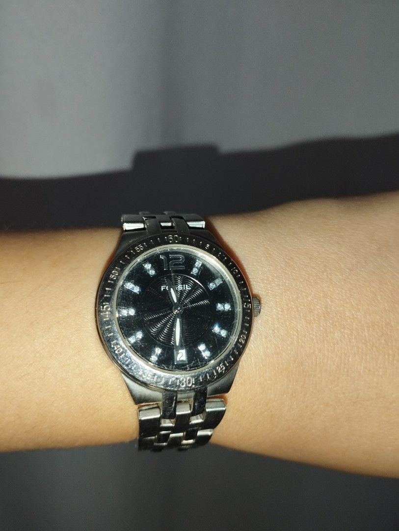 Fossil Women's Watch (Category: Women's Watches) located in Paranaque City. Submitted by steffclara (Listing ID 1225903186, Image 2). Description: Fossil AM4083 Women's Silver Stainless Steel Analog Dial Quartz Wrist Watch Band Material: Stainless Steel Dial Color: Black Function: Hour, Minute, Second, Date needs new battery perfect for everyday use RFS: not using it anymore.
