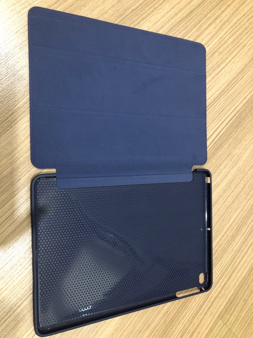 iPad Case (Category: Cases & Covers) located in Kuala Lumpur. Submitted by nojoke_rewarding (Listing ID 1225717951, Image 2). Description: Only Compatible for iPad 6th & 5th. Height: 9.4 inches (240 mm) Width: 6.6 inches (169.5 mm) Depth: 0.29 inch (7.5 mm * Nary Blue ** Nett Price *** Try it before you pay..