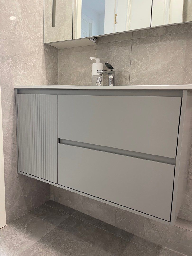 Large Modern design vanity with ceramic top!, Furniture & Home