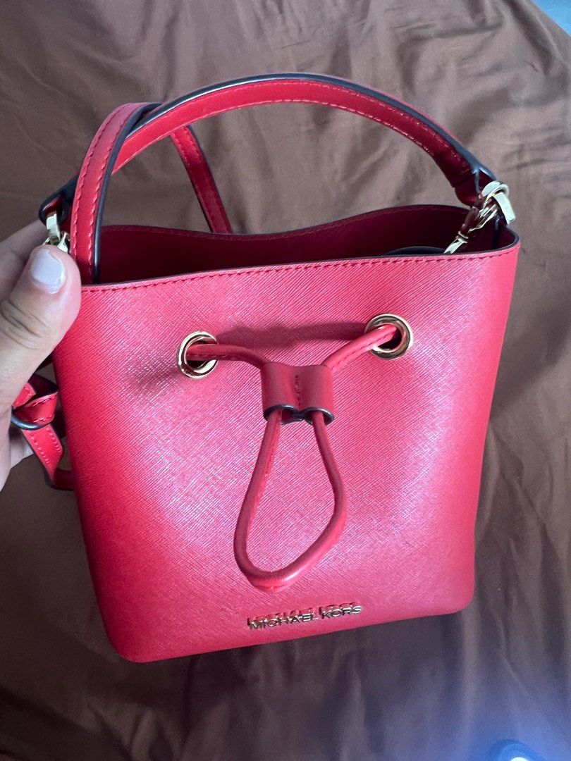 MK bucket (Category: Shoulder Bags) located in Sual. Submitted by Twinkle (Listing ID 1225744795, Image 1). Description: the body of the bag all in all has no flaws but the string has cracked already which can be change with cloth scarf or string.