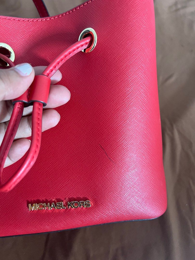 MK bucket (Category: Shoulder Bags) located in Sual. Submitted by Twinkle (Listing ID 1225744795, Image 2). Description: the body of the bag all in all has no flaws but the string has cracked already which can be change with cloth scarf or string.