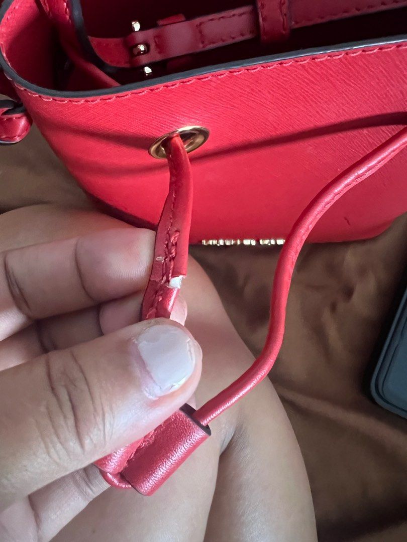 MK bucket (Category: Shoulder Bags) located in Sual. Submitted by Twinkle (Listing ID 1225744795, Image 3). Description: the body of the bag all in all has no flaws but the string has cracked already which can be change with cloth scarf or string.