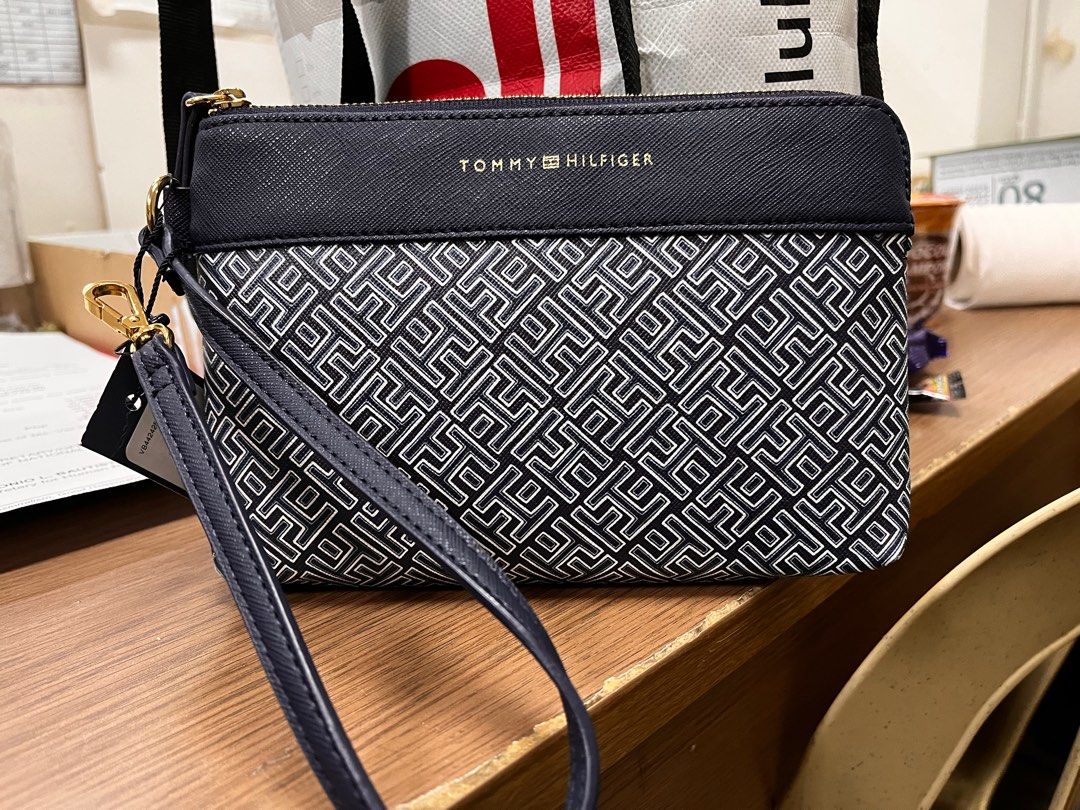 Wristlet hotsell tommy hilfiger