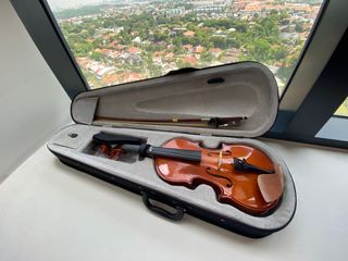 1/4 violin with bow and shoulder rest