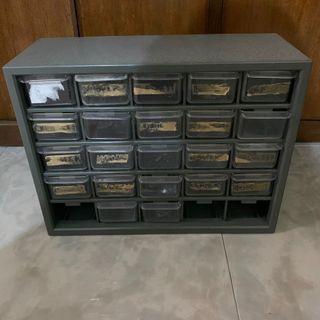 25 grid box desk organizer bead (has missing pieces)