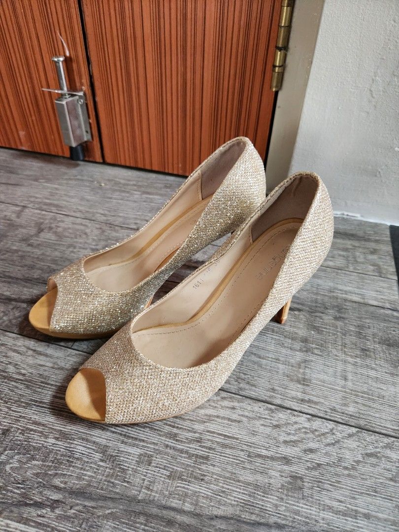 Glittery gold heels Women s Fashion Footwear Heels on Carousell
