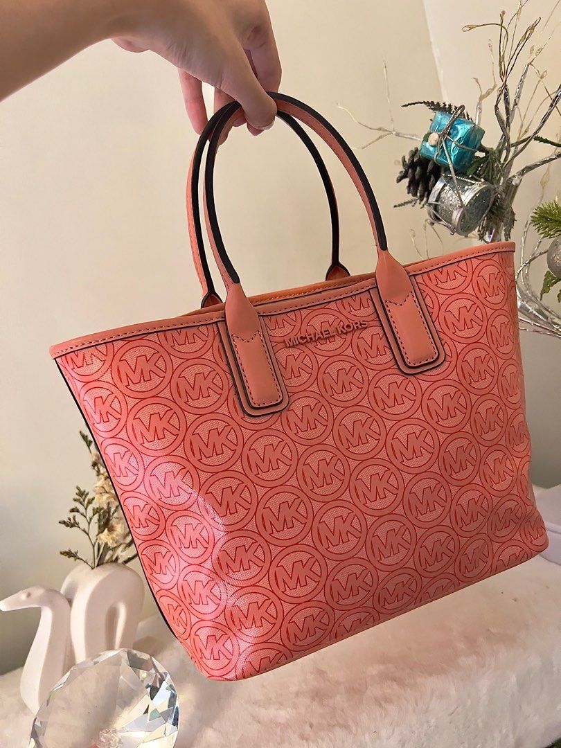 Michael Kors Jodie Tote Bag (Category: Luxury Bags & Wallets) located in Cavite. Submitted by cosmi98 (Listing ID 1226120608, Image 2). Description: .