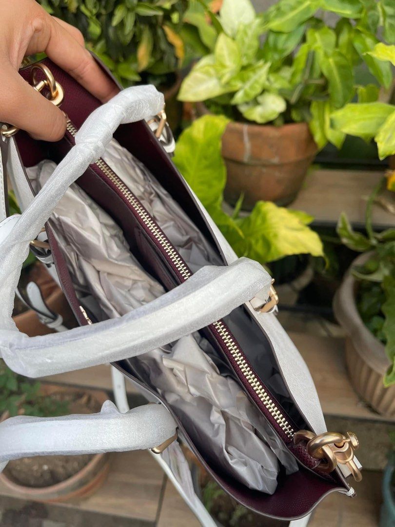 Mollie Tote 25 (Category: Luxury Bags & Wallets) located in Rizal. Submitted by onlinedepotwholesale2nd (Listing ID 1225921126, Image 3). Description: Mollie tote 25 in signature canvas 9 3/4” (L) x 7 1/2” (H) x 4 3/4” (W) C4250 2400.