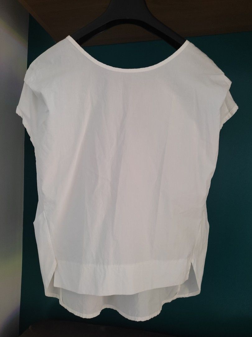 Plain white blouse (Category: Blouses) located in Mandaluyong City. Submitted by bibliomomma (Listing ID 1226017774, Image 1). Description: Plain white blouse Like New Fits small to medium built No flaws No photo when worn MOP Gcash.