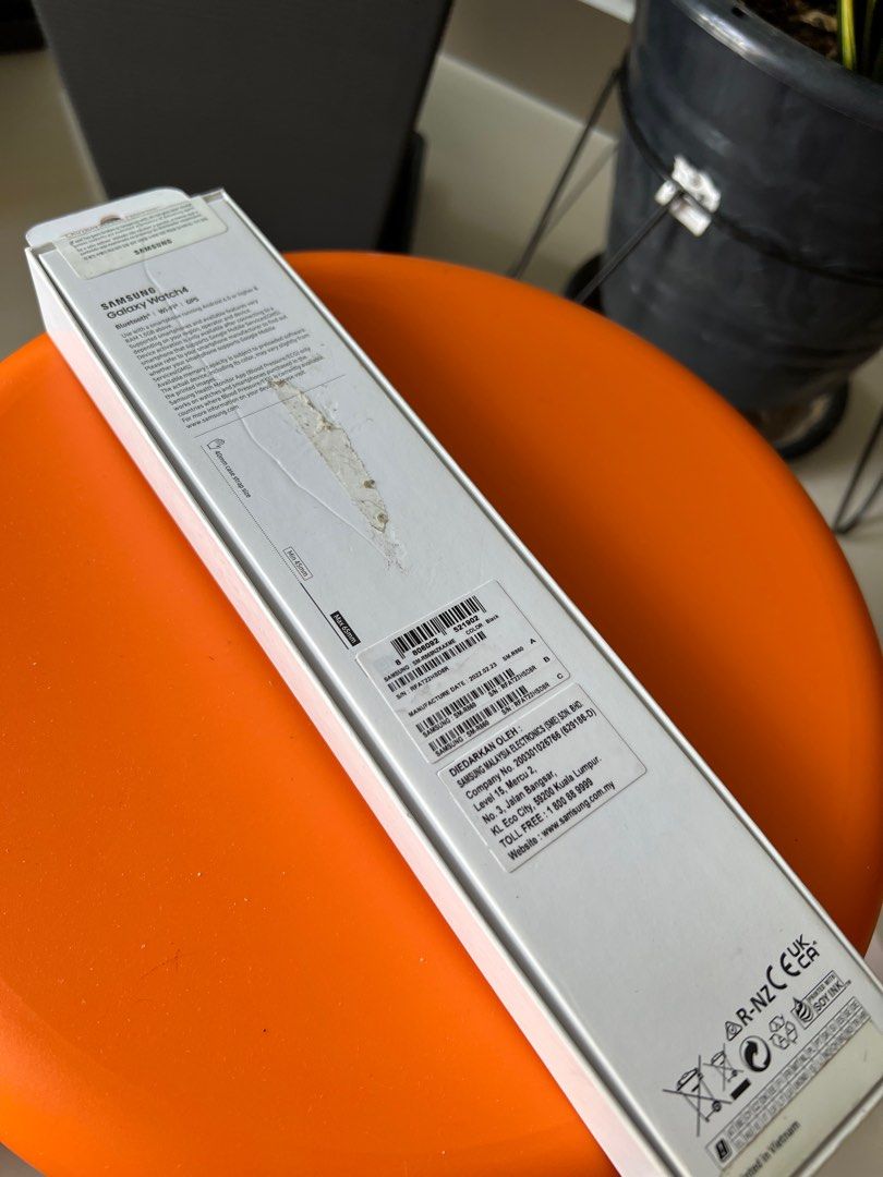 Samsung Galaxy Watch4 Seal box, Mobile Phones & Gadgets, Wearables