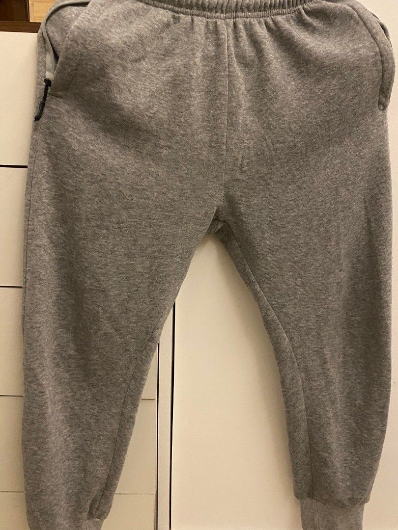 (set) Grey sweats and joggers (Category: Sets & Coordinates) located in Paranaque City. Submitted by abcdefghi_jk (Listing ID 1226085613, Image 3). Description: Set already Fits 8-12 yr olds Bought online.