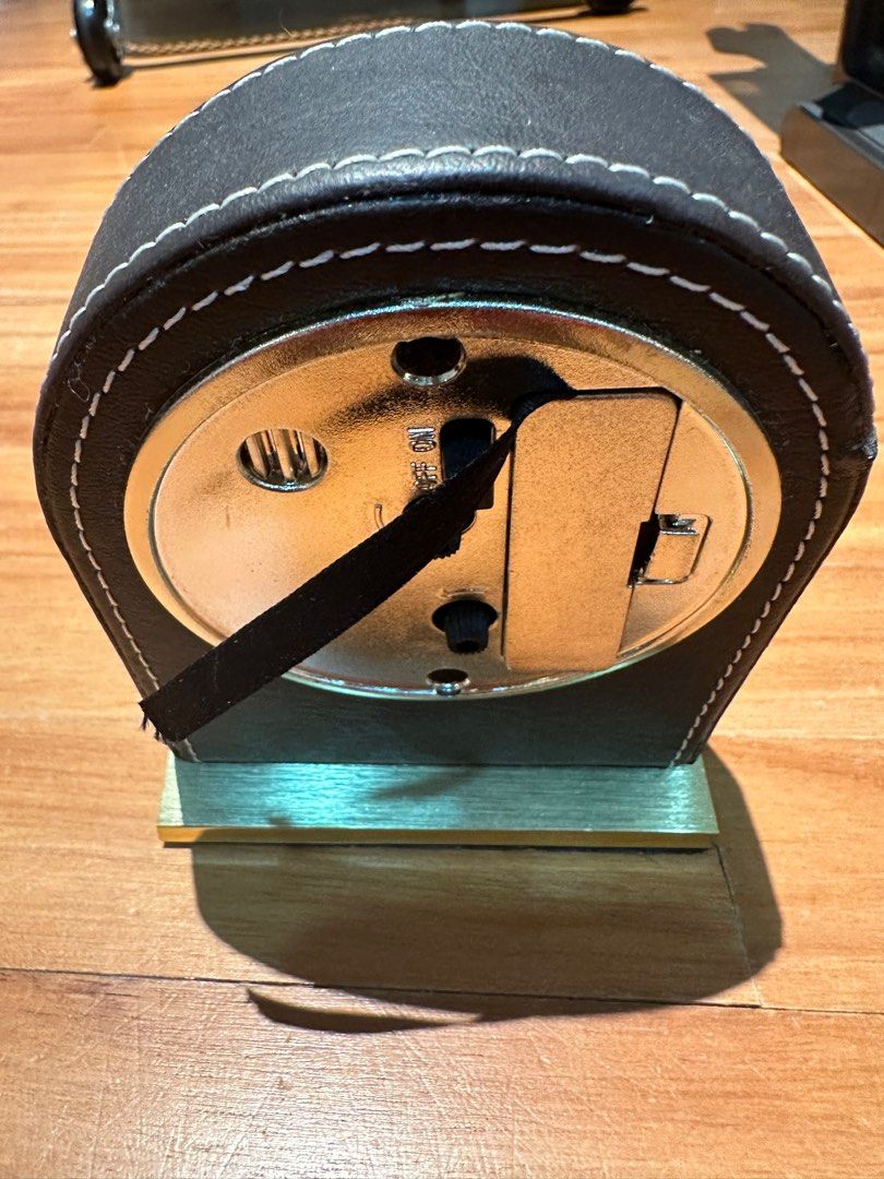 Small Clock (Category: Clocks) located in Singapore. Submitted by donovanng92 (Listing ID 1226073621, Image 2). Description: .