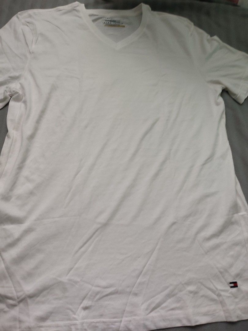 Tommy Hilfiger white basic tee (Category: Shirts) located in Leyte. Submitted by hopelovedstuff (Listing ID 1225996615, Image 2). Description: size XL.