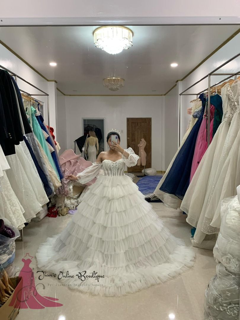 USED Wedding Gown Layered Adjustable Back Women s Fashion