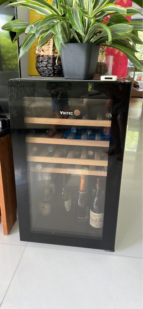 Vintec 35 bottle single zone wine cabinet vws035sba top