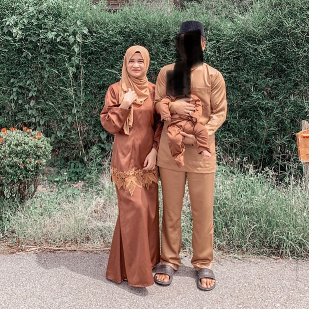 Baju kurung moden pendek kain satin dengan lace Women s Fashion Muslimah Fashion Baju Kurung sets on Carousell