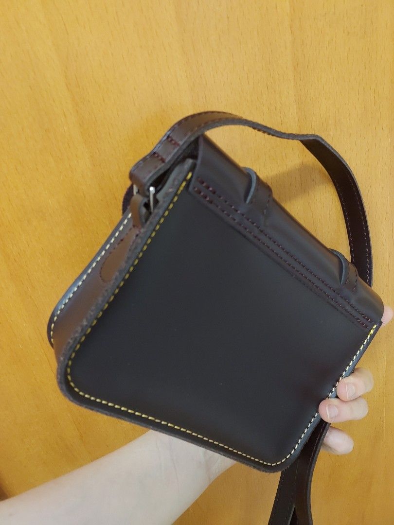 正貨Dr.martens小斜孭袋bag, 女裝, 手袋及銀包, 長銀包- Carousell