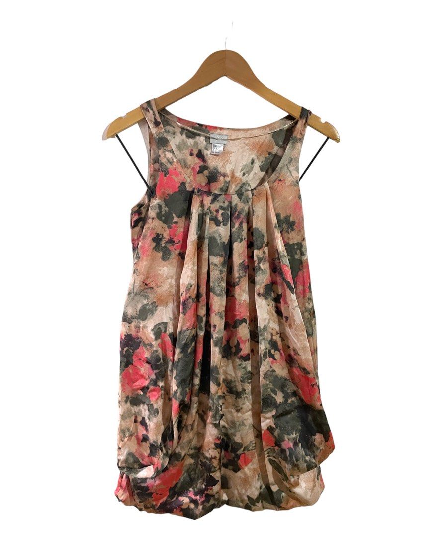 H&M Floral Sleeveless Top (Category: Sleeveless) located in Makati City. Submitted by yoursthriftly (Listing ID 1226258415, Image 1). Description: .