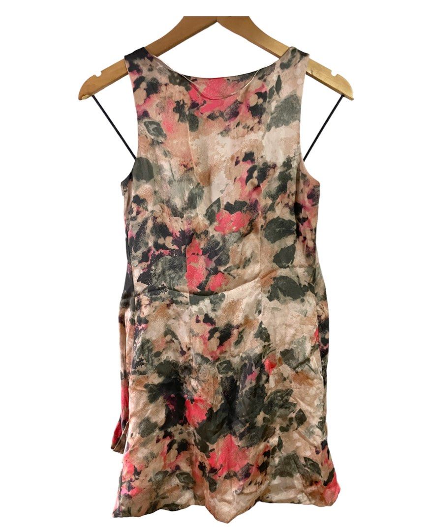 H&M Floral Sleeveless Top (Category: Sleeveless) located in Makati City. Submitted by yoursthriftly (Listing ID 1226258415, Image 2). Description: .