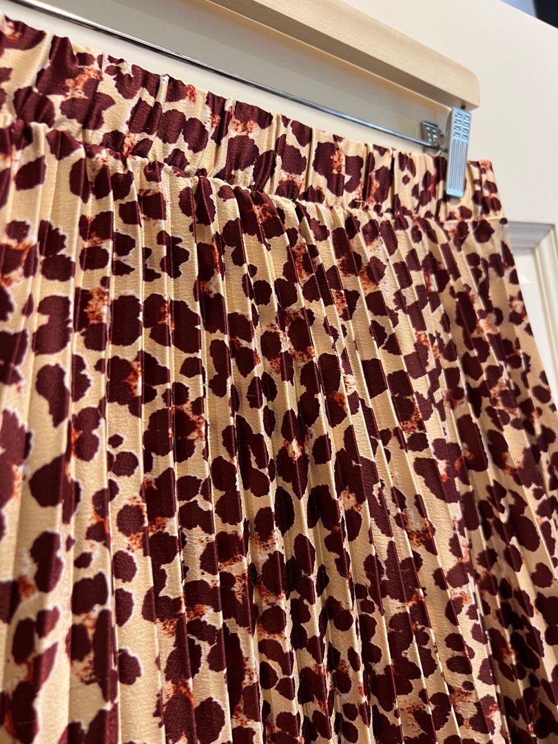 H&m leopard print pleated skirt hot sale