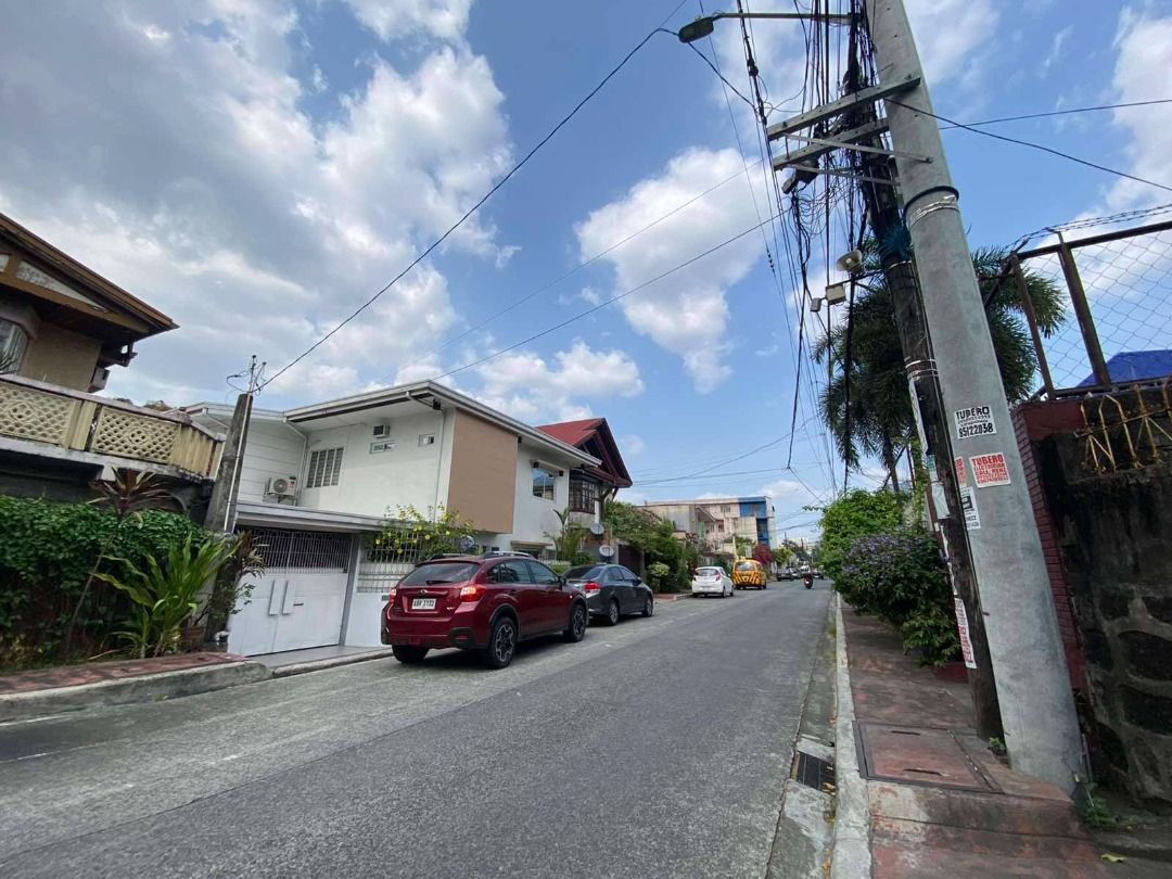 HOUSE AND LOT FOR SALE IN BRGY. EAST KAMIAS QUEZON CITY 300SQM