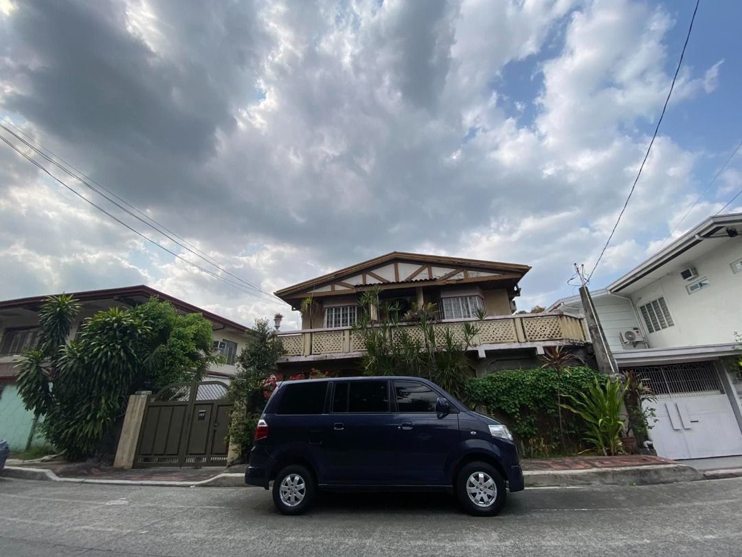 HOUSE AND LOT FOR SALE IN BRGY. EAST KAMIAS QUEZON CITY 300SQM