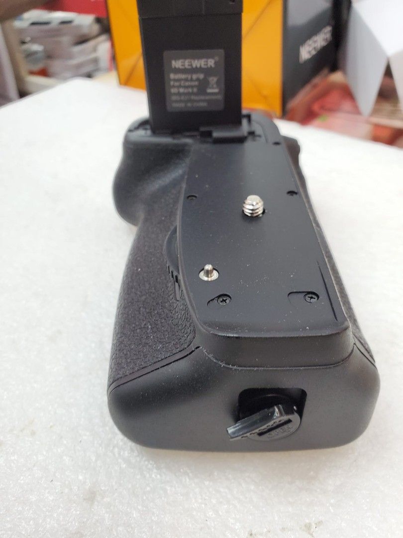 Compatibility Chart Neewer BG-E21 Battery Grip For Canon 6D Mark II – Holds 2 LP-E6 Batteries, Vertical Shooting Off-brand Battery Grip For Canon - View #3