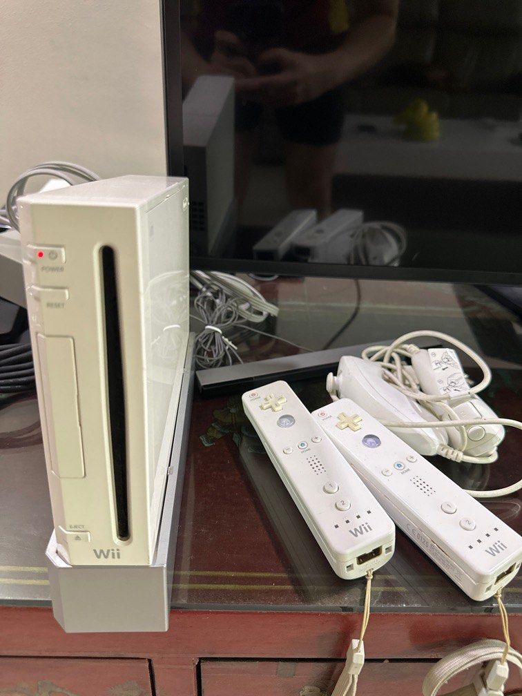 Nintendo WII Console + 2 WII controllers, Video Gaming, Video Game