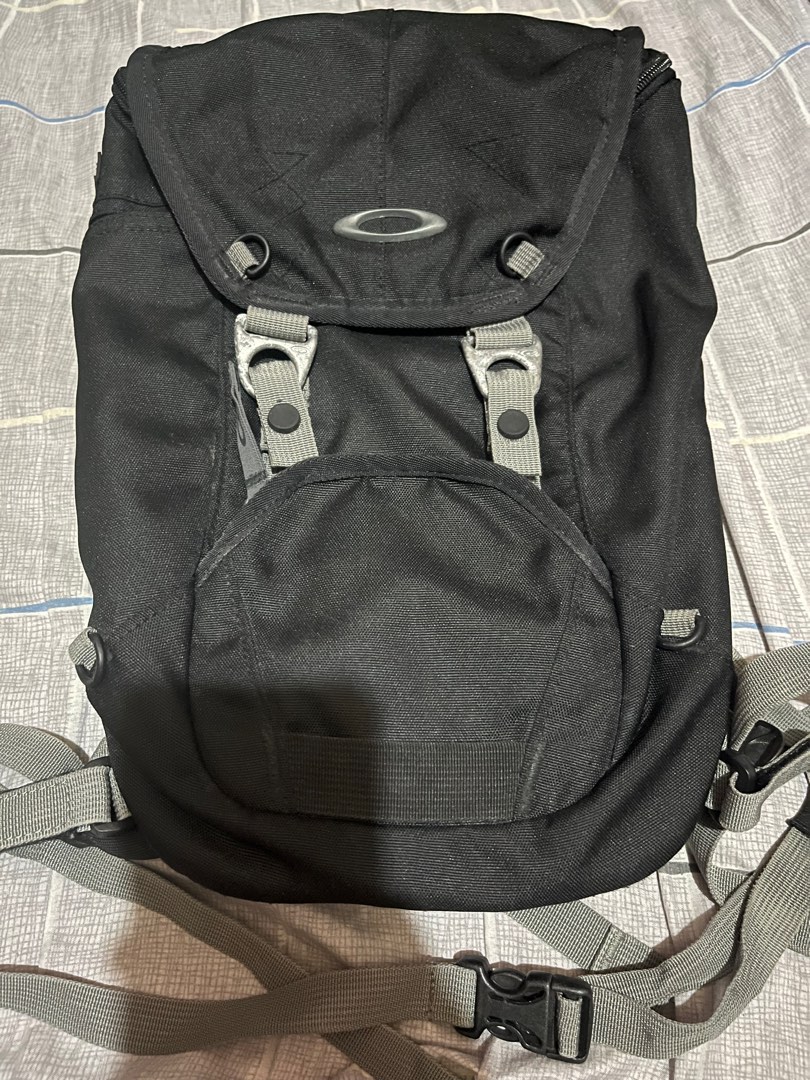 Oakley deals hydration pack