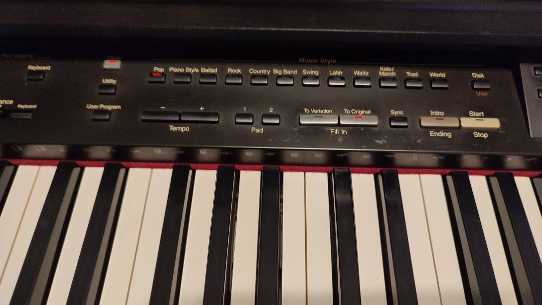 Roland KR 570, Hobbies & Toys, Music & Media, Musical Instruments on