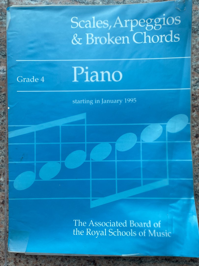 Scales, arpeggios & broken chords piano grade 4, 興趣及遊戲, 書本 & 文具, 教科書