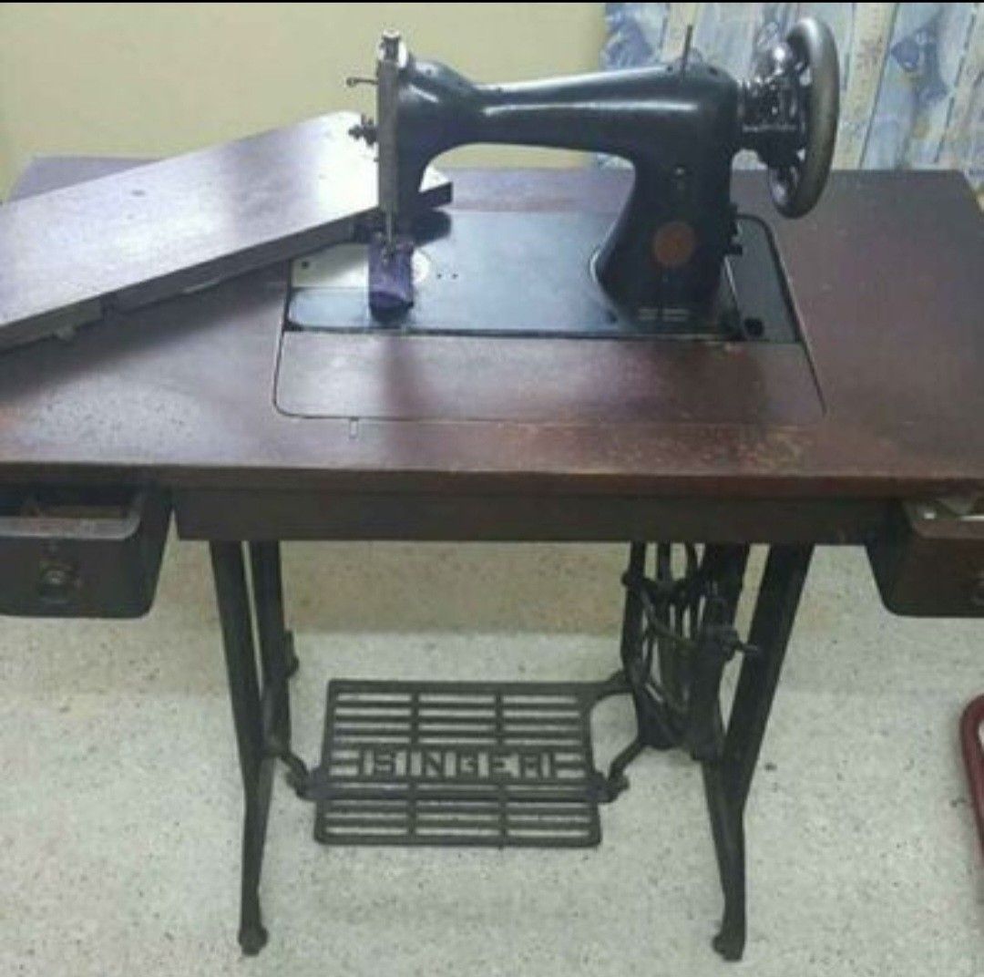 SINGER SEWING MACHINE 1946, Hobbies & Toys, Collectibles & Memorabilia