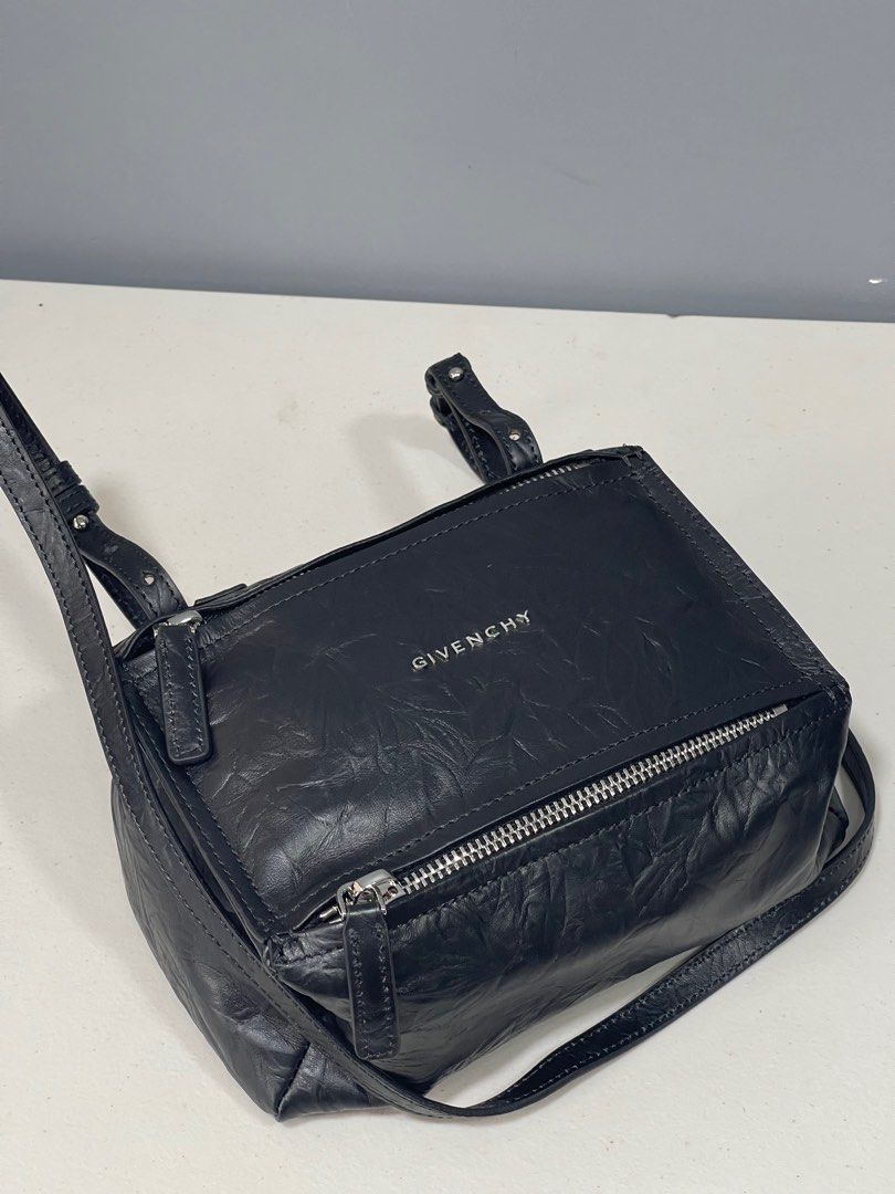 Sling bag (Category: Luxury Bags & Wallets) located in Los Banos. Submitted by ditasbautista2329 (Listing ID 1226266980, Image 3). Description: Sling bag Pandora Limited edition Small 22cm Like new Genuine leather.