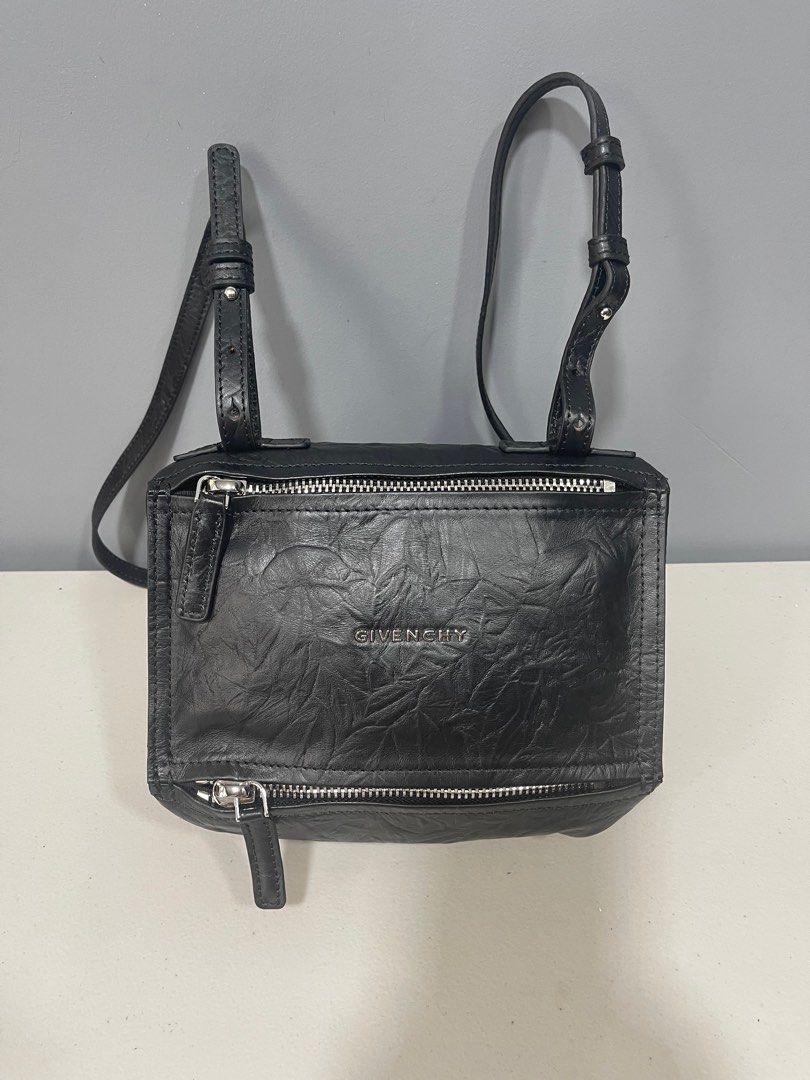 Sling bag (Category: Luxury Bags & Wallets) located in Los Banos. Submitted by ditasbautista2329 (Listing ID 1226266980, Image 1). Description: Sling bag Pandora Limited edition Small 22cm Like new Genuine leather.