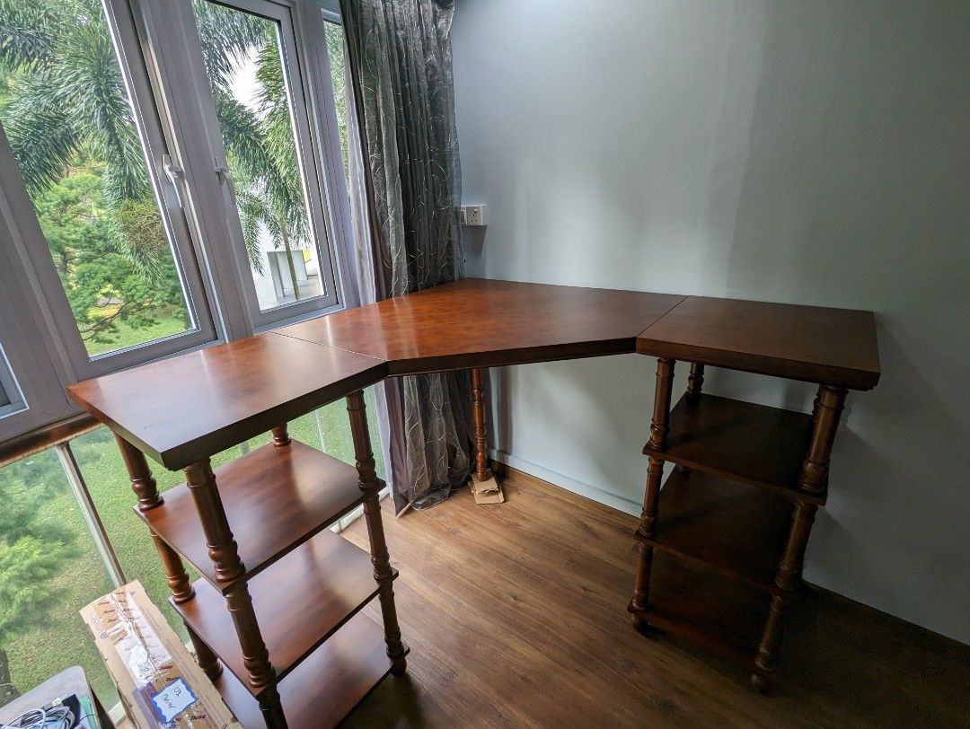 Pier 1 corner clearance desk