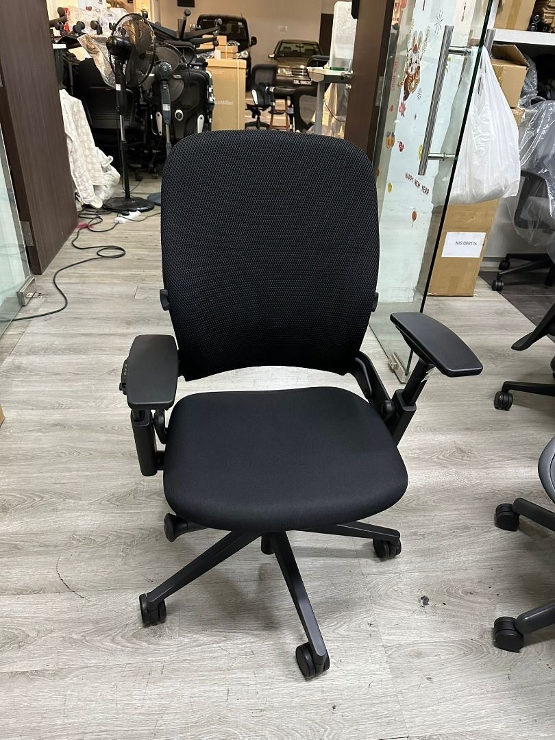Steelcase leap chair v2 deals black fabric with headrest