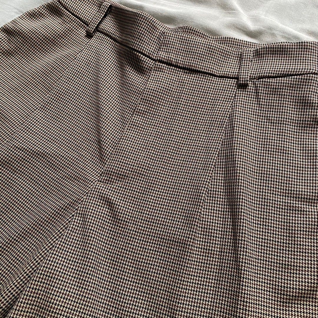 Uniqlo smart tucked shorts, Women's Fashion, Bottoms, Shorts on Carousell